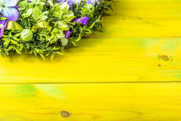 Œufs sur couronne de Pâques, décoration avec des fleurs de printemps, décor de fête à la maison — Photo