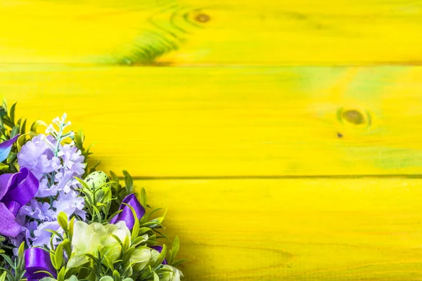 부활절 배경, 부활절 달걀, 회 양 목 및 꽃 화 환을 봄 — 스톡 사진