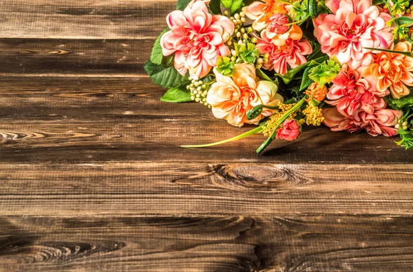 Fleurs diverses, bouquet sur fond bois, carte de voeux, fête des mères — Photo