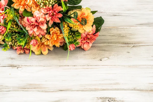 Różnych kwiatów, bukiet na podłoże drewniane, z życzeniami, dzień matki — Zdjęcie stockowe