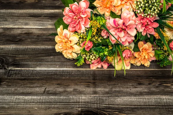 나무 배경, 어머니 날, 인사말 카드에 혼합된 꽃 꽃다발 — 스톡 사진