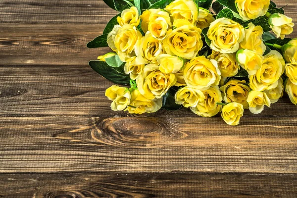 Roses de Saint-Valentin sur fond en bois. Cadre de fleurs, carte de voeux florale . — Photo