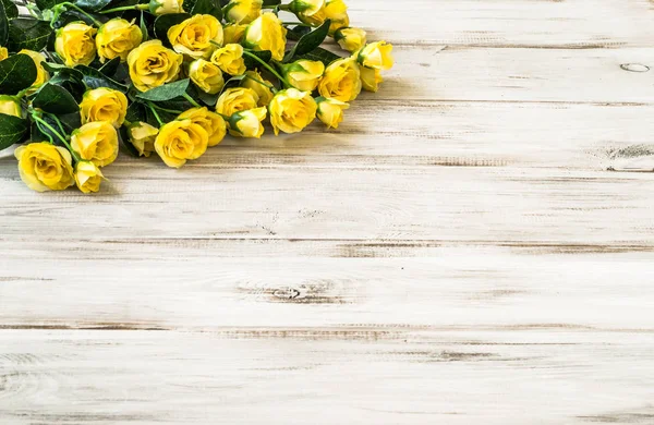 Růže na dřevěné bílé pozadí. Rám květiny, blahopřání k výročí. — Stock fotografie