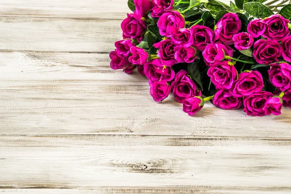 Rose di San Valentino su sfondo di legno. Cornice floreale, biglietto di auguri floreale . — Foto Stock