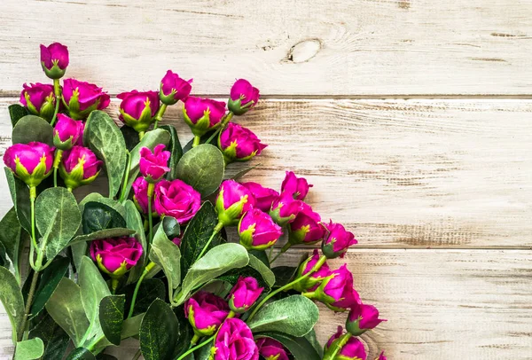 Roses aériennes sur fond en bois. Cadre floral, fleurs, carte de Saint-Valentin . — Photo