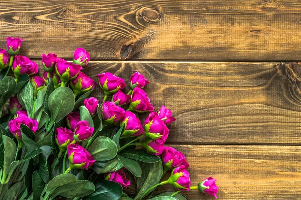 Rosas sobre fondo de madera. Marco floral, flores, tarjeta de San Valentín . — Foto de Stock