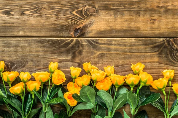 Rosas de San Valentín sobre fondo de madera. Marco de flores, tarjeta de felicitación floral . — Foto de Stock