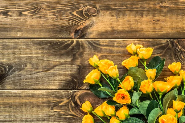 Rosas de San Valentín sobre fondo de madera. Marco de flores, tarjeta de felicitación floral . — Foto de Stock