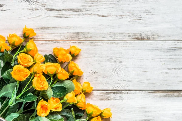 Εναέρια τριαντάφυλλα σε ξύλινο υπόβαθρο. Floral καρέ, λουλούδια, κάρτα του Αγίου Βαλεντίνου. — Φωτογραφία Αρχείου
