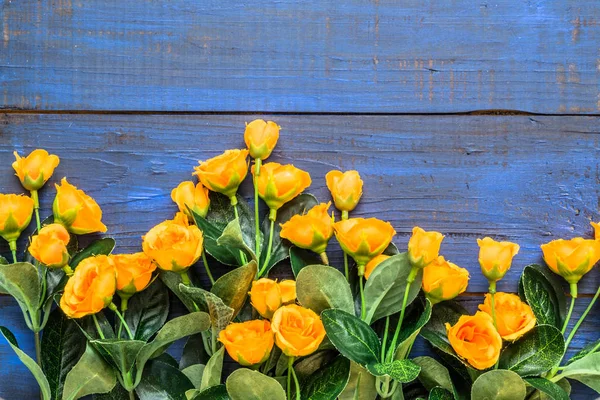 Rosas sobre fondo de madera. Marco floral, flores, tarjeta de San Valentín . — Foto de Stock