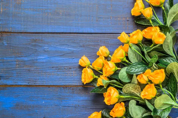 Κάτοψη των τριαντάφυλλων στο ξύλο. Floral καρέ, κάρτα επέτειο λουλούδια. — Φωτογραφία Αρχείου