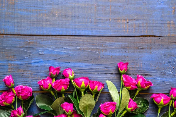 Belles roses, frais généraux sur fond en bois, cadre de fleurs, carte de souhaits floraux — Photo