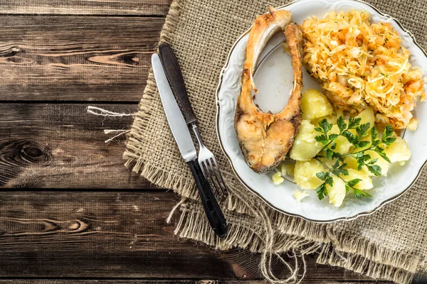 Smažené ryby, vařené brambory a zelí, večeři, vaření, koncepce, režie — Stock fotografie