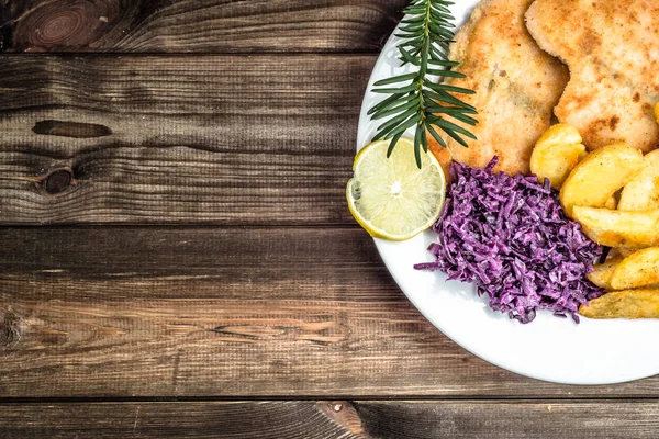Блюдо из жареного лосося, картофеля и овощей, домашняя кухня — стоковое фото