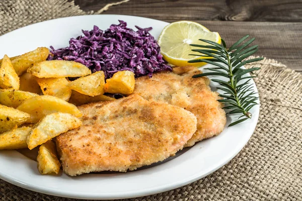 Блюдо из жареного лосося, картофеля и овощей, домашняя кухня — стоковое фото