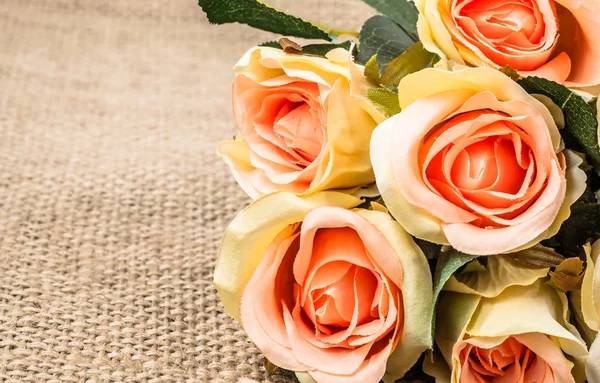 Rózsaszín rózsák a rusztikus háttér. Virágok keret, virágos üdvözlőlap-Valentin-nap — Stock Fotó