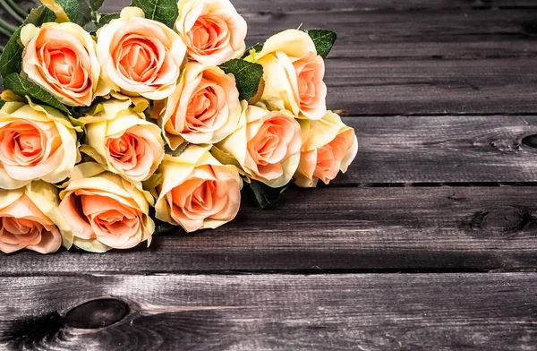 Rose rosa su sfondo di legno. Cornice floreale, biglietto di auguri fiori . — Foto Stock