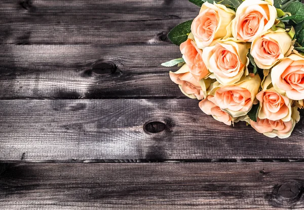 Rosas cor-de-rosa em fundo de madeira. Moldura floral, flores cartão de saudação . — Fotografia de Stock