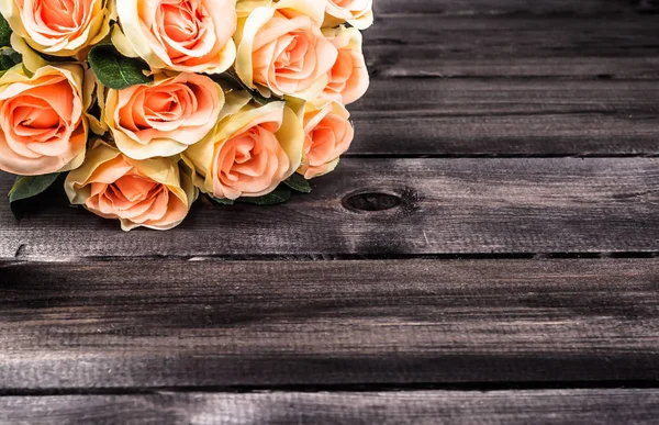 Рожеві троянди на дерев'яному фоні. Квіткова рамка, квіти вітальна листівка . — стокове фото