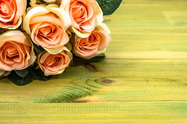Ahşap masa üstünde pembe güller — Stok fotoğraf