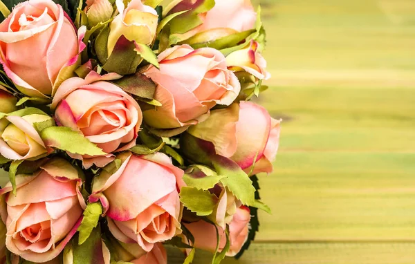 Rosas rosadas sobre fondo de madera. Marco de flores, tarjeta de felicitación floral . —  Fotos de Stock