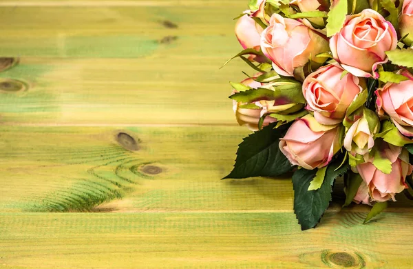 Rosas rosadas sobre fondo de madera. Marco de flores, tarjeta de felicitación floral . —  Fotos de Stock