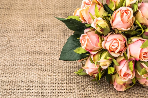 Rózsaszín rózsák a rusztikus háttér. Virágok keret, virágos üdvözlőlap. — Stock Fotó