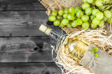 Yeşil üzüm gelen beyaz şarap şişesi. Ev yapımı şarap yaşında tahta kiler, Tepegöz, kopya alanı