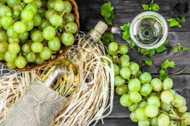 Ahşap kiler havai şarap cam şişe.