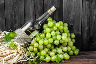 Yeşil üzüm şarap şişe. Yaşlı ahşap kiler içinde ev yapımı şarap.
