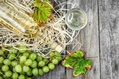 Yeşil üzüm şarap cam şişeden. Ahşap kiler mevsimlik ev yapımı şarap.