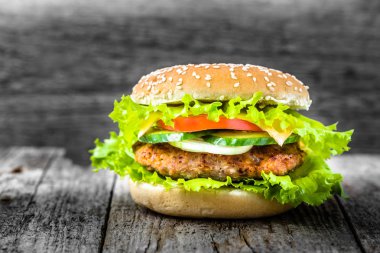 Sığır eti hamburger, hamburger ekmeği ızgara et ve sebze ile