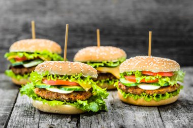 Çizburger hamburger ile sığır eti, et ve sebze ile burger buns