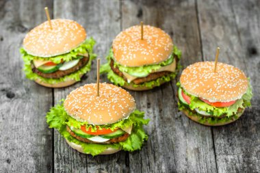 Sığır eti hamburger, hamburger ekmeği ızgara et ve sebze ile