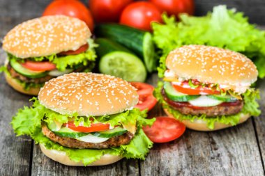 Sığır eti hamburger, hamburger ekmeği ızgara et ve sebze ile