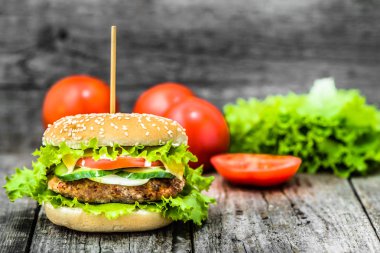Cheesburger hamburger eti ve sebze, sığır eti hamburger ile