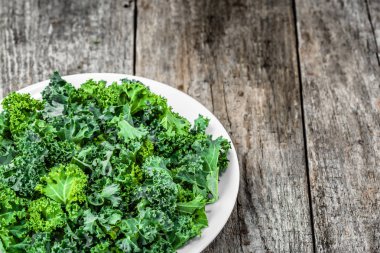 Yeşil sebze, yaprakların kale ahşap masa, vejetaryen gıda kavramı üzerinde