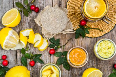 Siyah Çay Limonlu ve kavanoz malzemeler, imbir, tatlım, düz ile yatıyordu, ek yükü