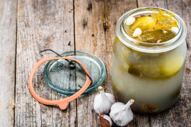 Kavanoz içinde salatalık turşusu. Turşu yapımı, fermente gıda korur.