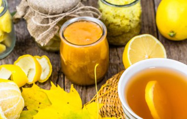 Çay limon, bal ve zencefil ile ısınma. Sıcak içecek soğuk bir sonbahar günü için.