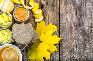 Sıcak çay bardağı, Tepegöz, düz yatıyordu. Limonlu çay arka plan, görünümü kadar yakın