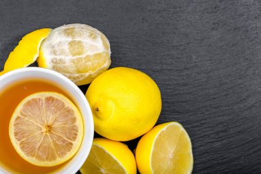 Limonlu çay bardağı, görünümü, siyah arka plan üzerine ek yükü kadar yakın