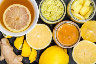 Limonlu çay bardağı, üstten görünüm, düz yatıyordu. Bir soğuk kış günü için vitamin içeceği.