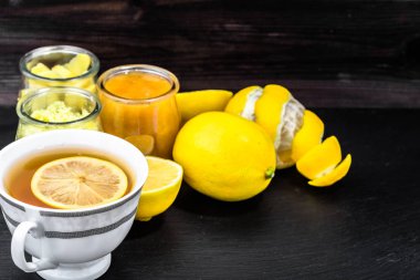 Karanlık bir arka plan üzerinde limonlu çay fincan