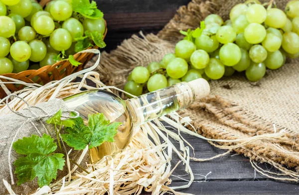 Garrafa de vinho branco de uva verde. Vinho caseiro em despensa de madeira envelhecida . — Fotografia de Stock