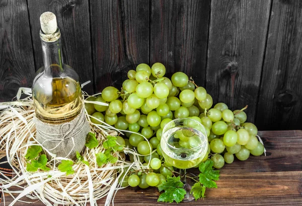 Glas vin flaska från gröna druva. Säsongsöppen Hemgjort vin i trä skafferi. — Stockfoto