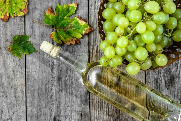 Garrafa de vinho branco de uva verde. Vinho caseiro em despensa de madeira envelhecida . — Fotografia de Stock