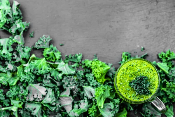 Healthy green smoothie in jar, top view on black background, copy space — Stock Photo, Image