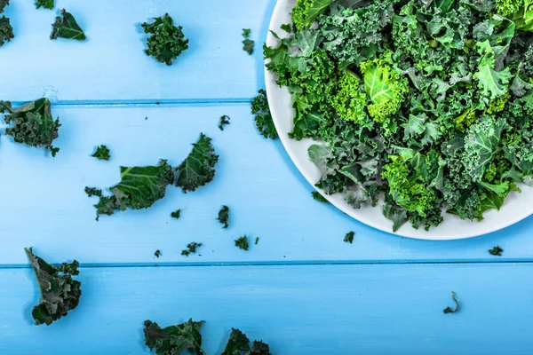 Légumes verts, feuilles de chou frisé d'en haut sur plaque blanche, concept alimentaire végétarien — Photo
