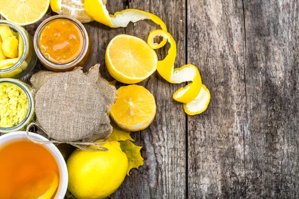 Fincan çay, ahşap arka plan üzerinde havai görünümü. Zencefil, bal ve limon bir soğuk kış akşam için ısınma ile sıcak çay.